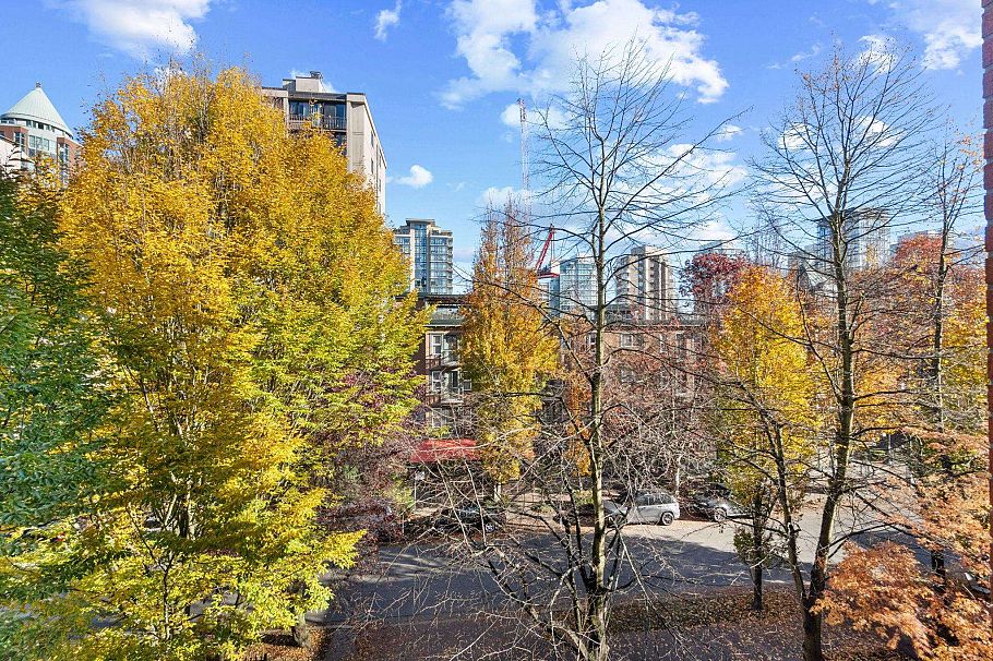 402 1818 Robson Street Vancouver, BC - 22