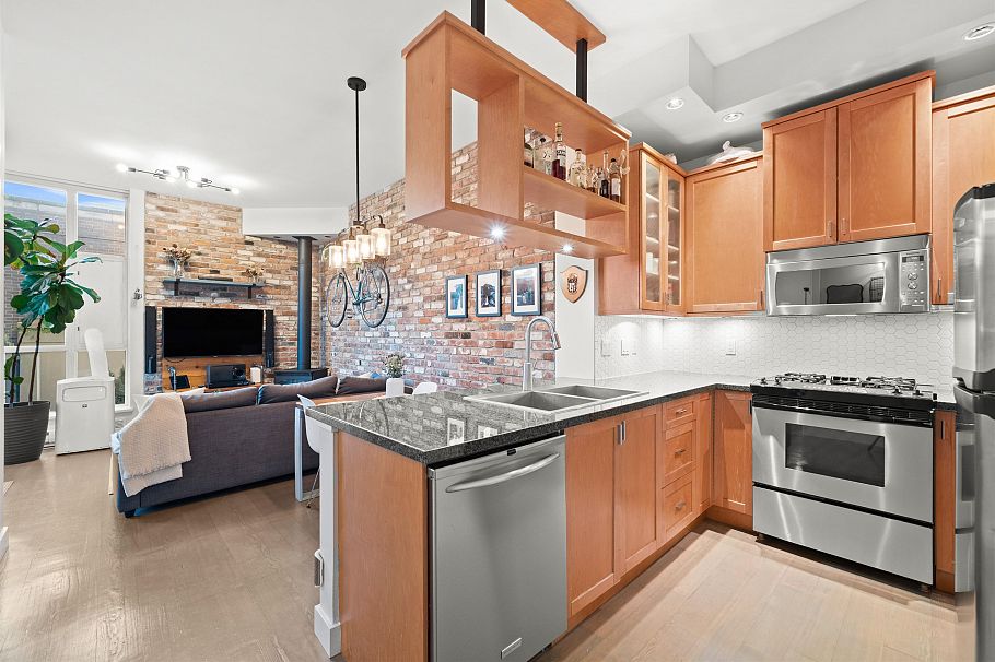 207 2515 Ontario Street Vancouver, BC - 4