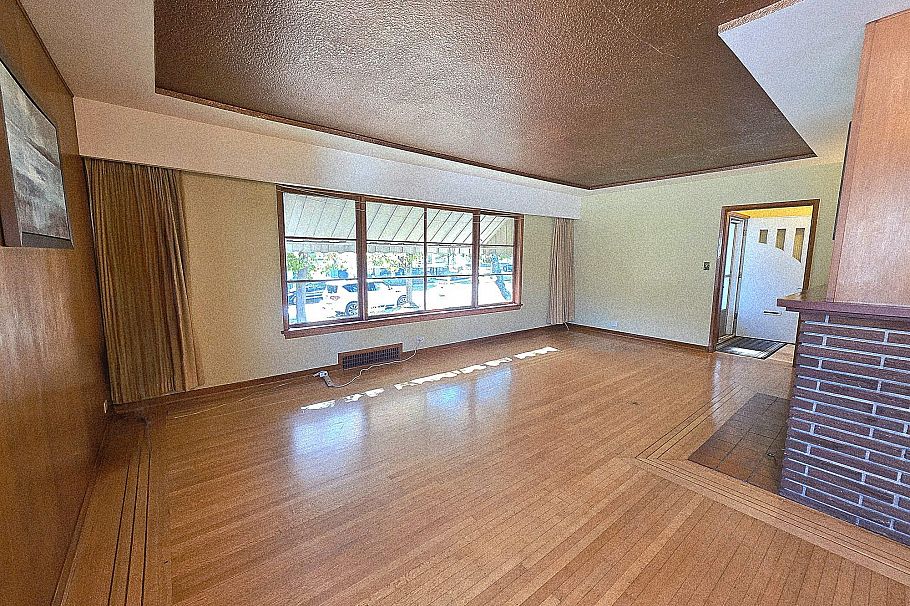 2725 E 52nd Avenue Vancouver, BC - 3