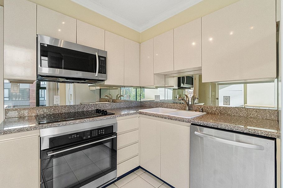 402 1818 Robson Street Vancouver, BC - 13