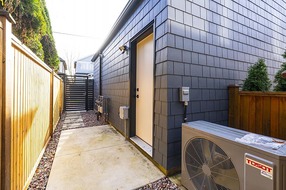 1 2764 W 14th Avenue Vancouver, BC - 35