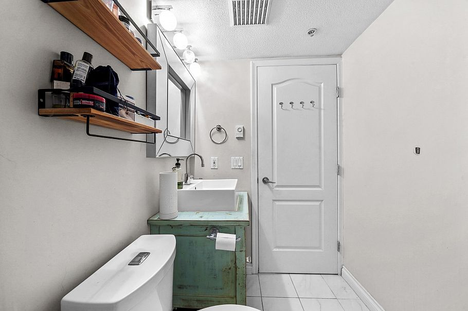 3068 W 4th Avenue Vancouver, BC - 17