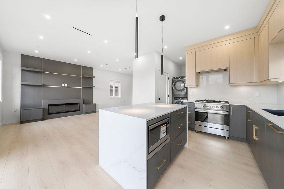 2 3274 E 44th Avenue Vancouver, BC - 17