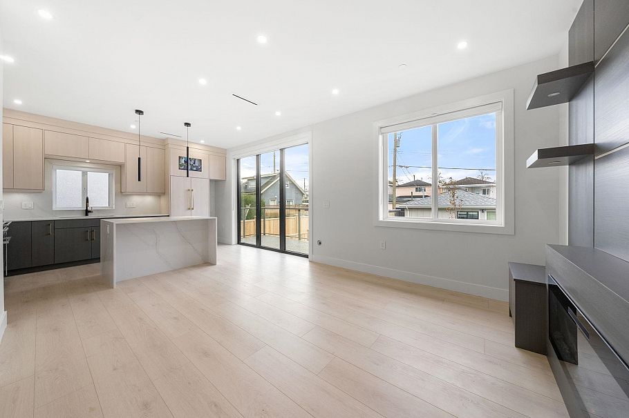 2 3274 E 44th Avenue Vancouver, BC - 4