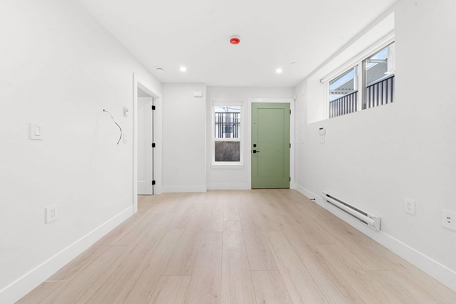 2 3274 E 44th Avenue Vancouver, BC - 2