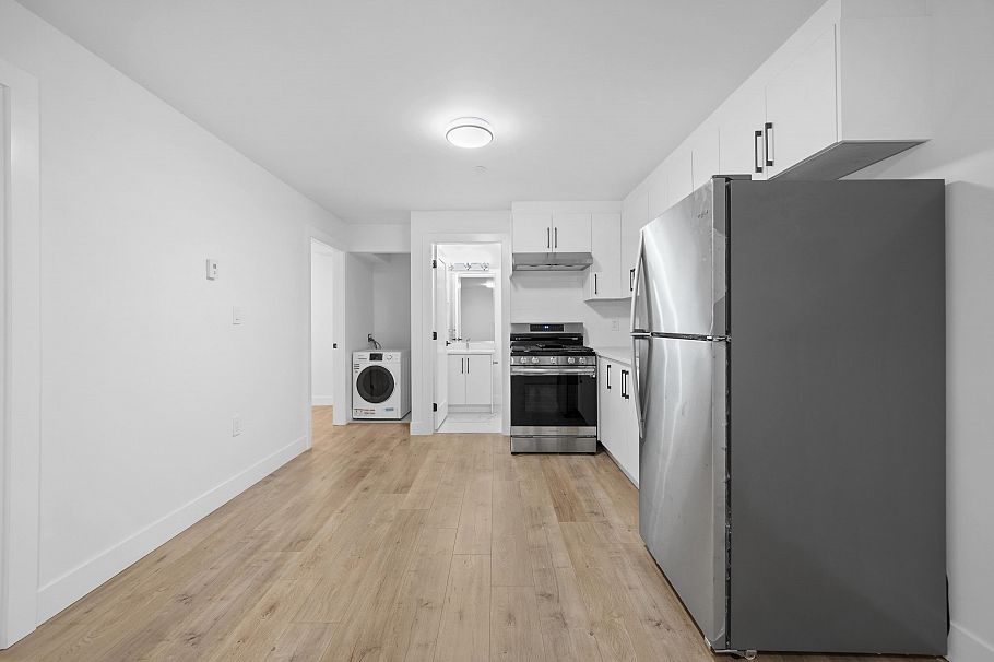 2995 E 17th Avenue Vancouver, BC - 30