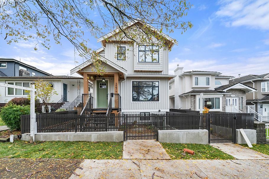 2 3274 E 44th Avenue Vancouver, BC - 1