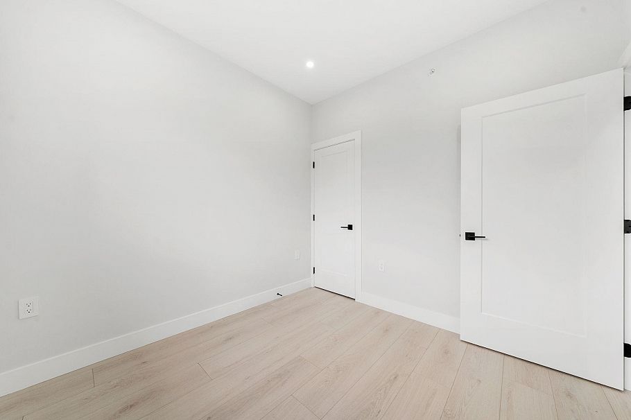 2 3274 E 44th Avenue Vancouver, BC - 27