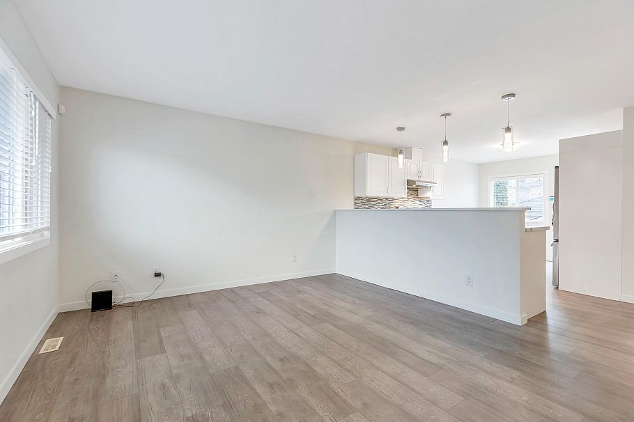 2052 E 41st Avenue Vancouver, BC - 6