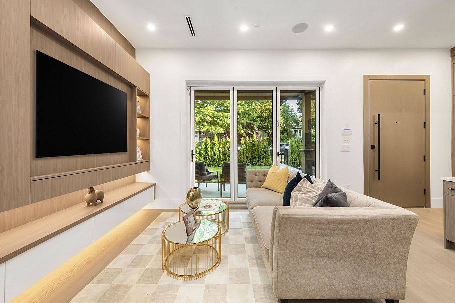 1 847 E 10th Avenue Vancouver, BC - 4