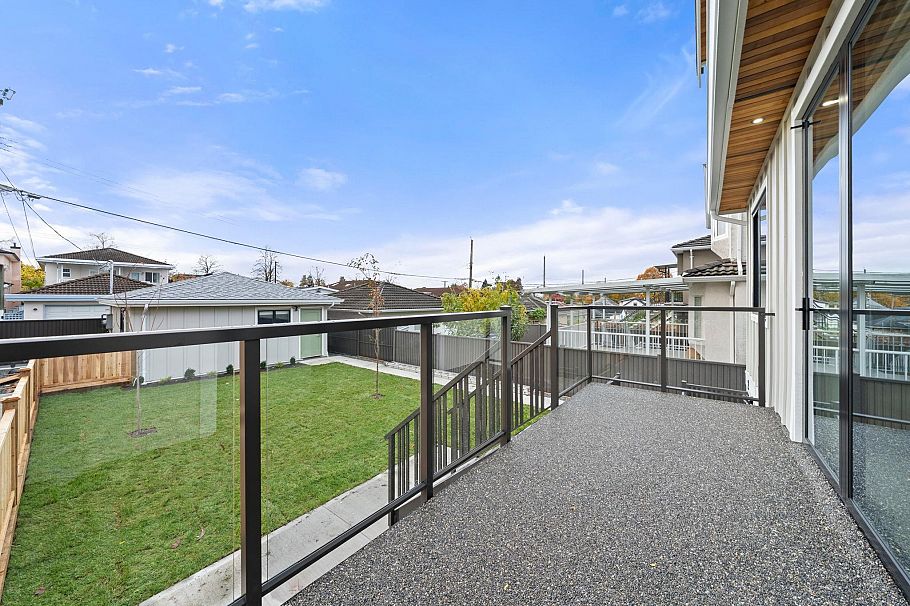 2 3274 E 44th Avenue Vancouver, BC - 38