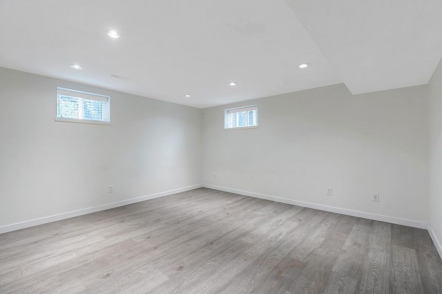 2052 E 41st Avenue Vancouver, BC - 31