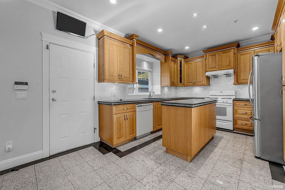 3311 E 44th Avenue Vancouver, BC - 7