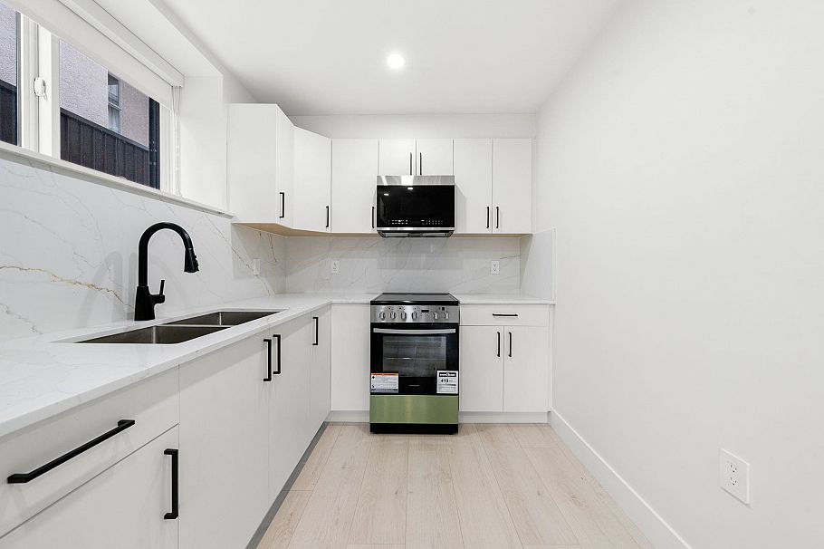 2 3274 E 44th Avenue Vancouver, BC - 24