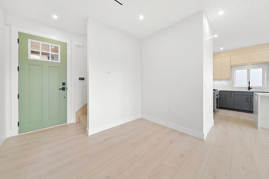 2 3274 E 44th Avenue Vancouver, BC - 25