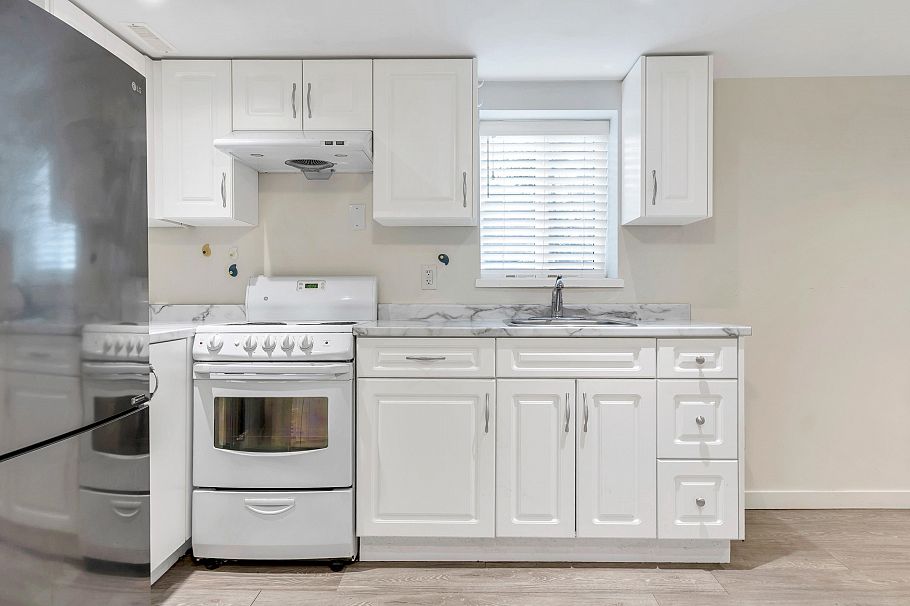 2052 E 41st Avenue Vancouver, BC - 28