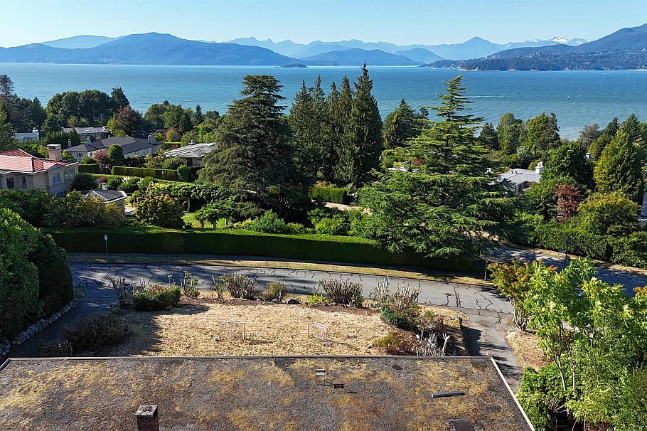 1512 Western Crescent Vancouver, BC - 1