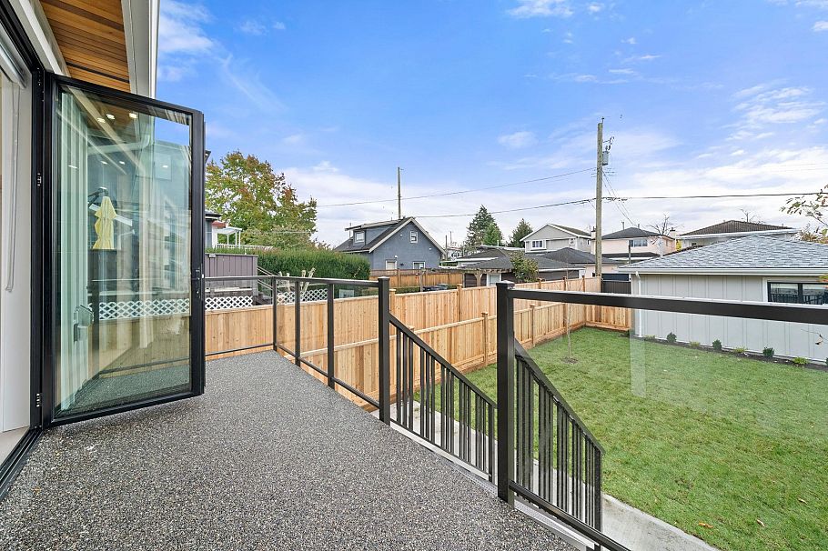 2 3274 E 44th Avenue Vancouver, BC - 37