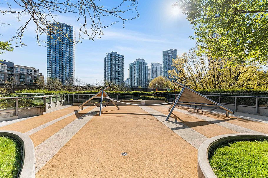 1584 87 Nelson Street Vancouver, BC - 38