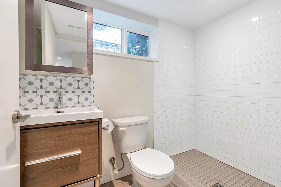 2052 E 41st Avenue Vancouver, BC - 36