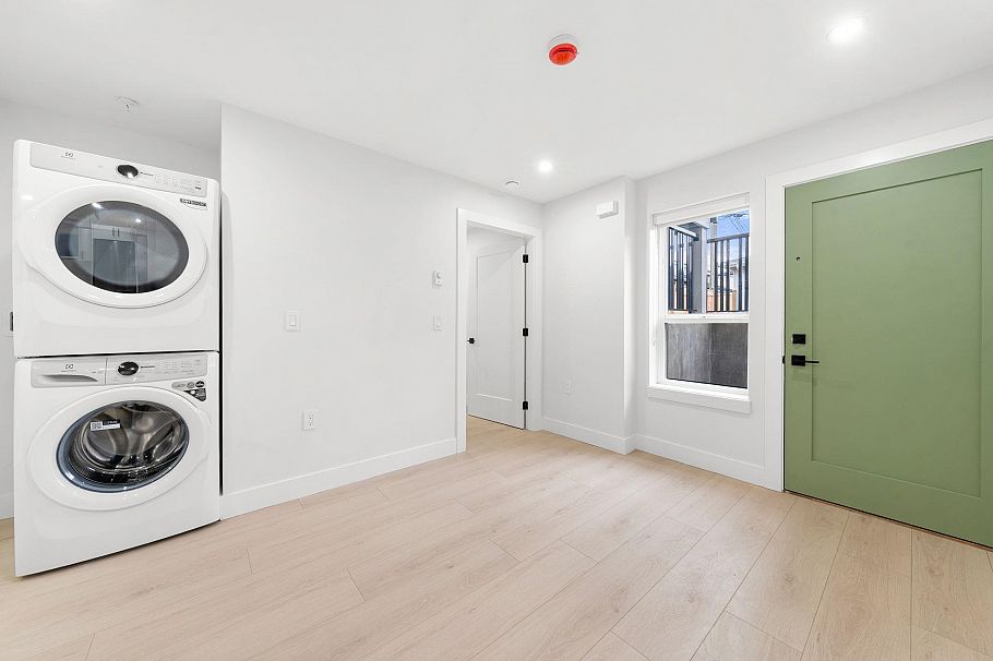 2 3274 E 44th Avenue Vancouver, BC - 22