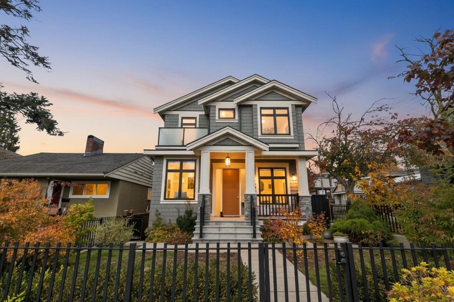 2699 E 7th Avenue Vancouver, BC - 1