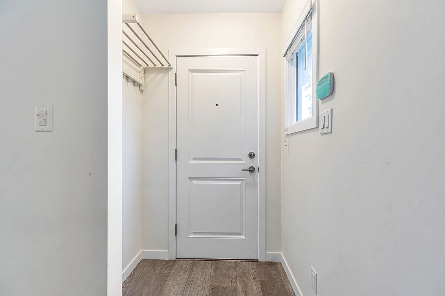 2052 E 41st Avenue Vancouver, BC - 4