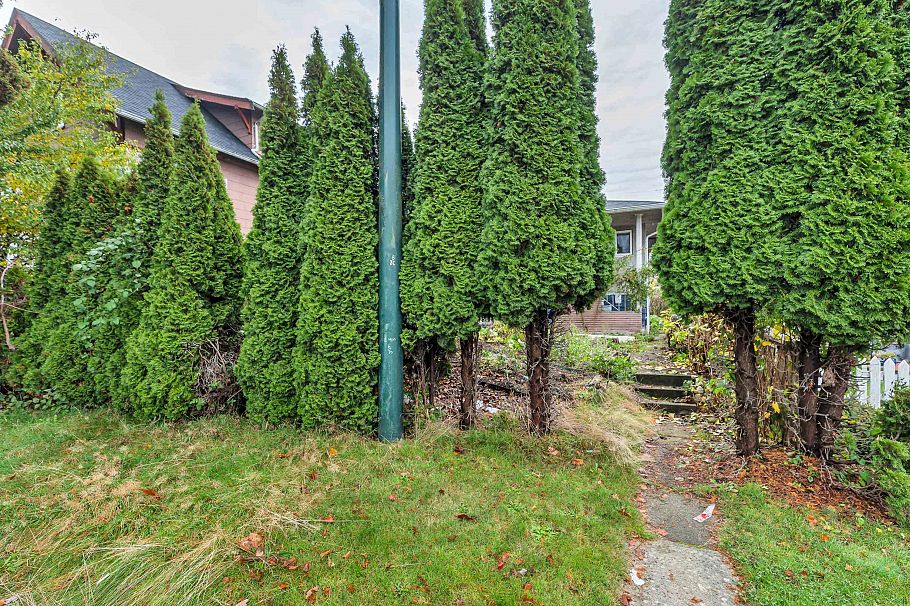 2052 E 41st Avenue Vancouver, BC - 3