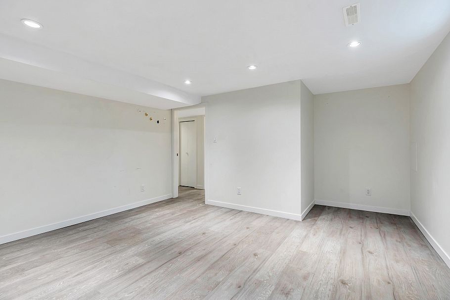 2052 E 41st Avenue Vancouver, BC - 32