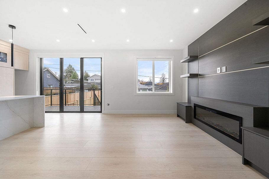 2 3274 E 44th Avenue Vancouver, BC - 5