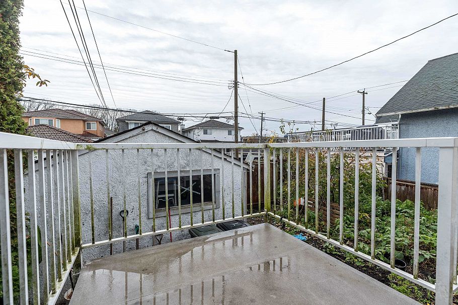 2052 E 41st Avenue Vancouver, BC - 18