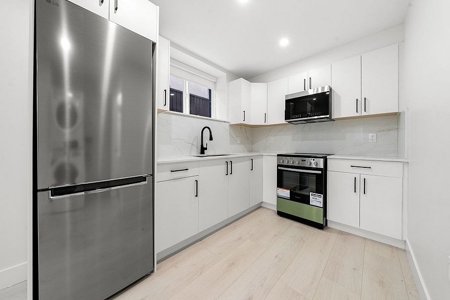 2 3274 E 44th Avenue Vancouver, BC - 23