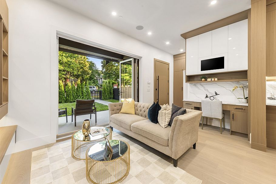 1 847 E 10th Avenue Vancouver, BC - 2