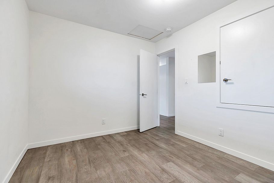 2052 E 41st Avenue Vancouver, BC - 26