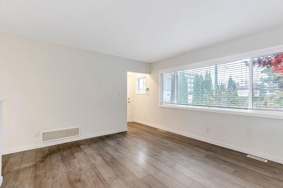 2052 E 41st Avenue Vancouver, BC - 8