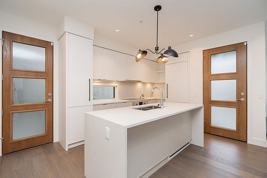 6840 Oak Street Vancouver, BC - 6
