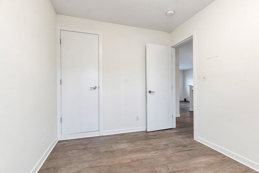 2052 E 41st Avenue Vancouver, BC - 24