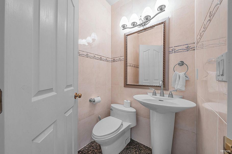 213 W 28th Street North Vancouver, BC - 7