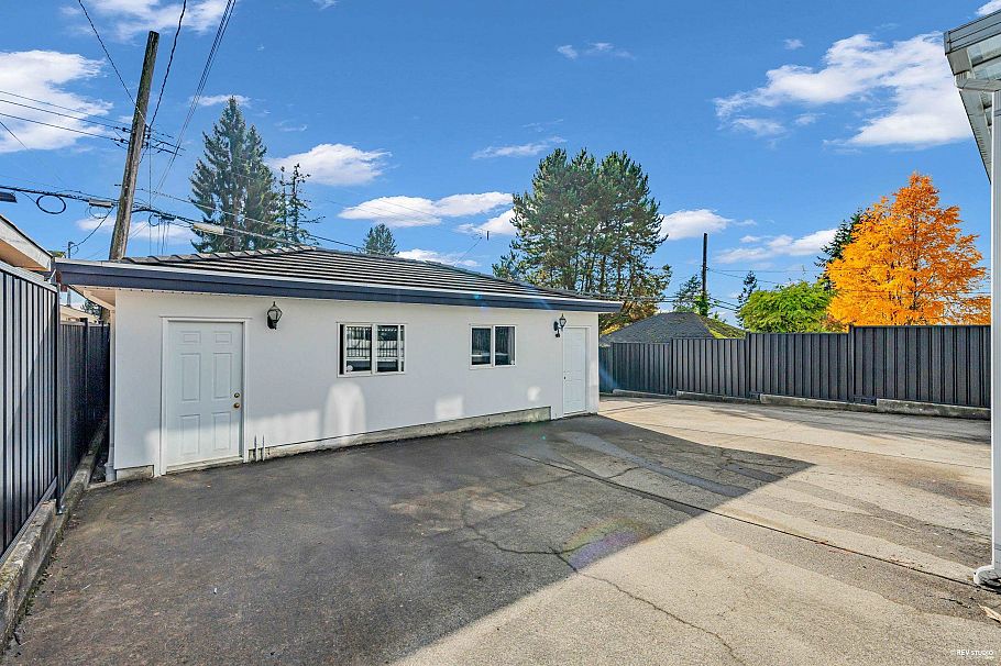 213 W 28th Street North Vancouver, BC - 21