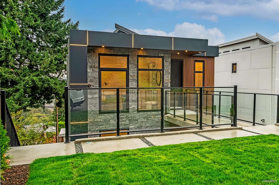 973 Adderley Street North Vancouver, BC - 2