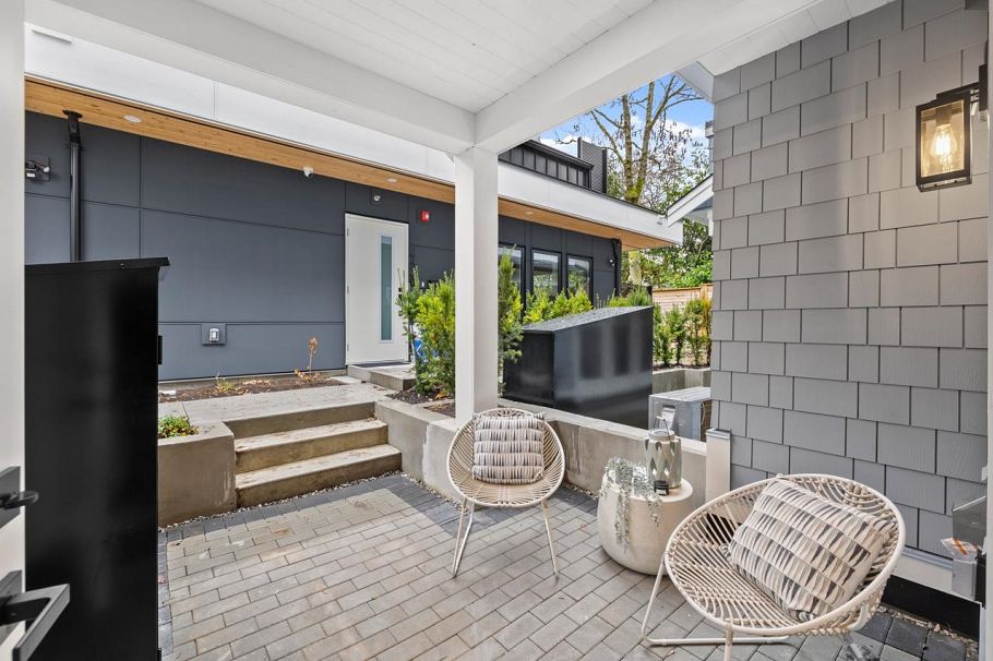 2432 W 49th Avenue Vancouver, BC - 16