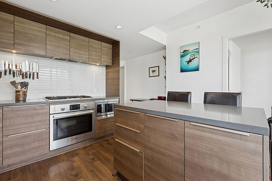 1702 1550 Fern Street North Vancouver, BC - 11