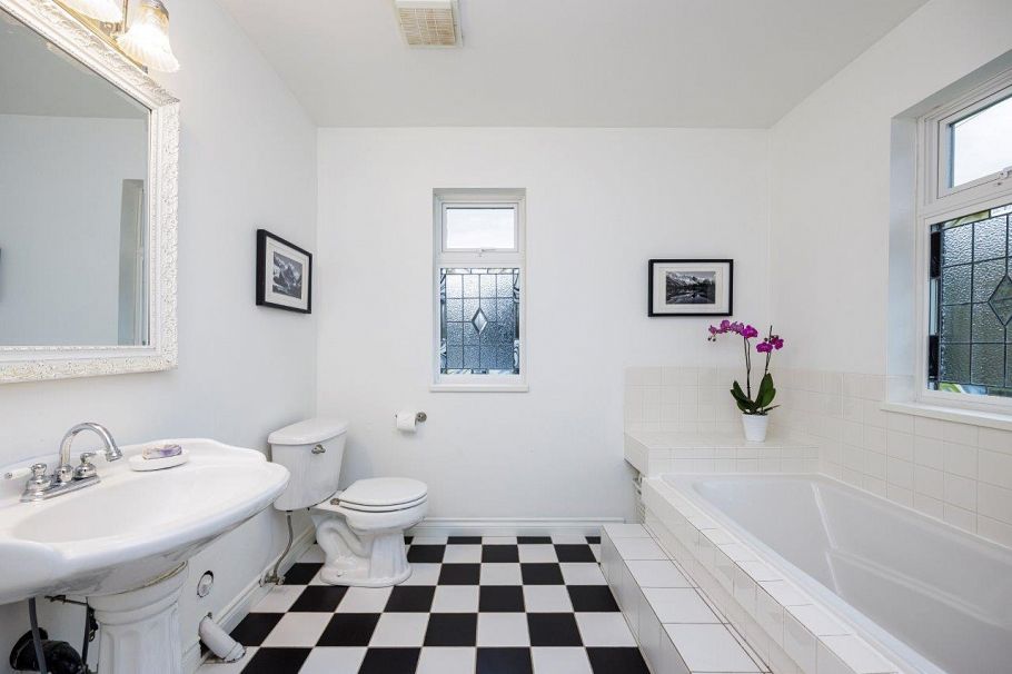 1806 Deep Cove Road North Vancouver, BC - 24