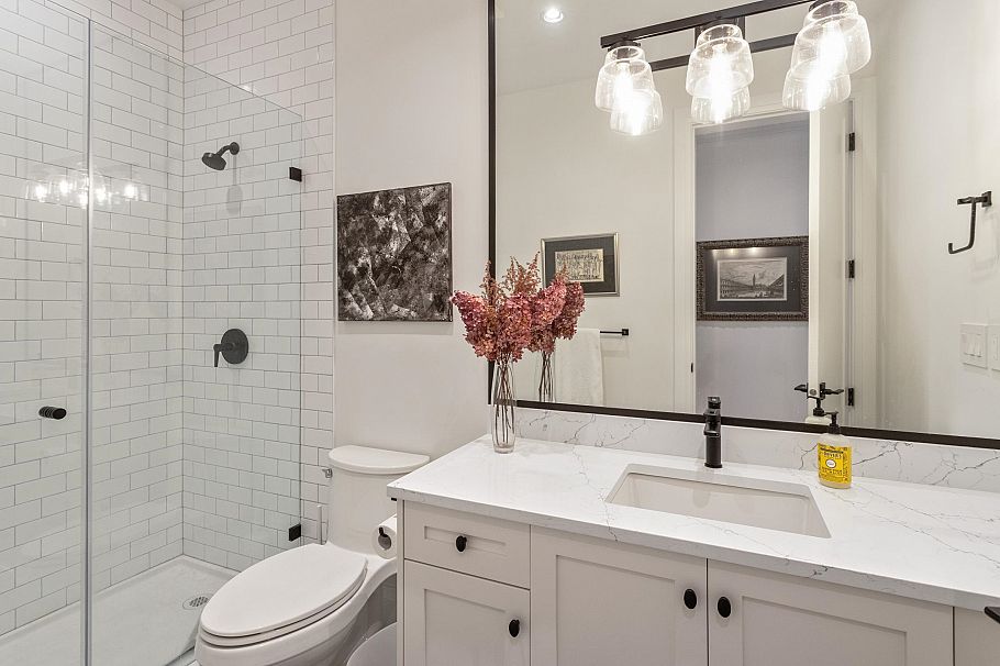 345 E 20th Street North Vancouver, BC - 32