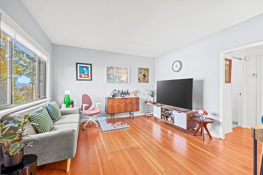 3576 W 17th Avenue Vancouver, BC - 4