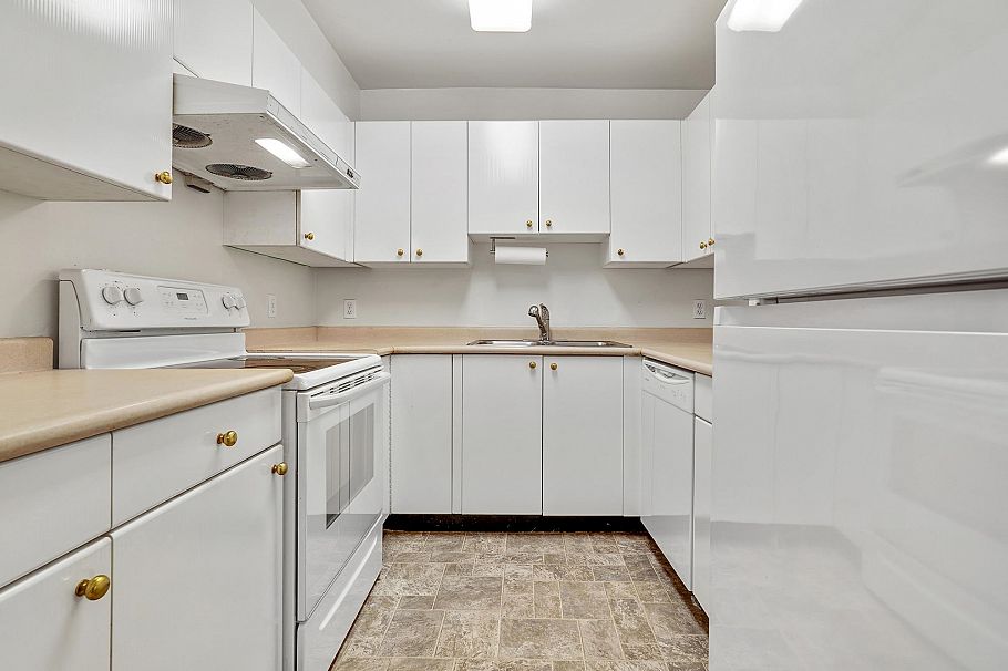 211 3624 Fraser Street Vancouver, BC - 5