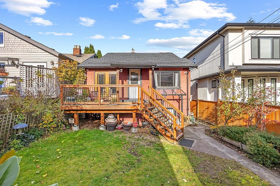 3576 W 17th Avenue Vancouver, BC - 26