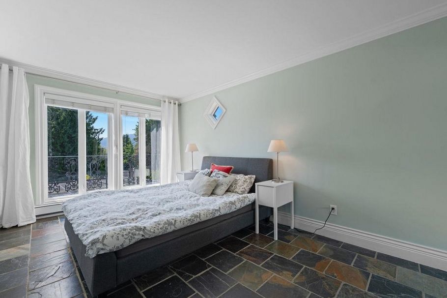 284 Sandringham Crescent North Vancouver, BC - 32