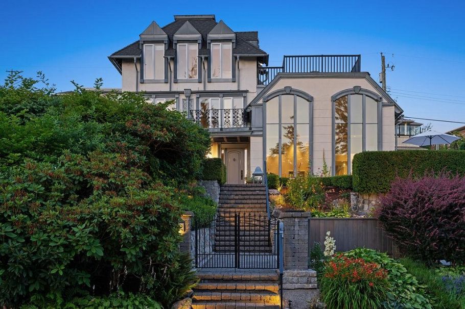 284 Sandringham Crescent North Vancouver, BC - 2