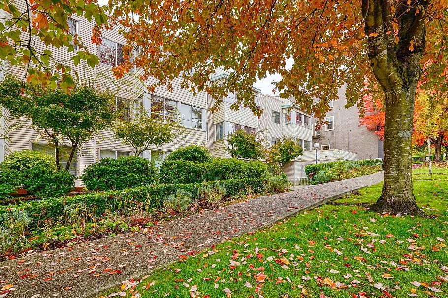 211 3624 Fraser Street Vancouver, BC - 1